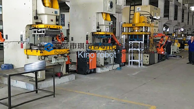 沖床機械手圖片